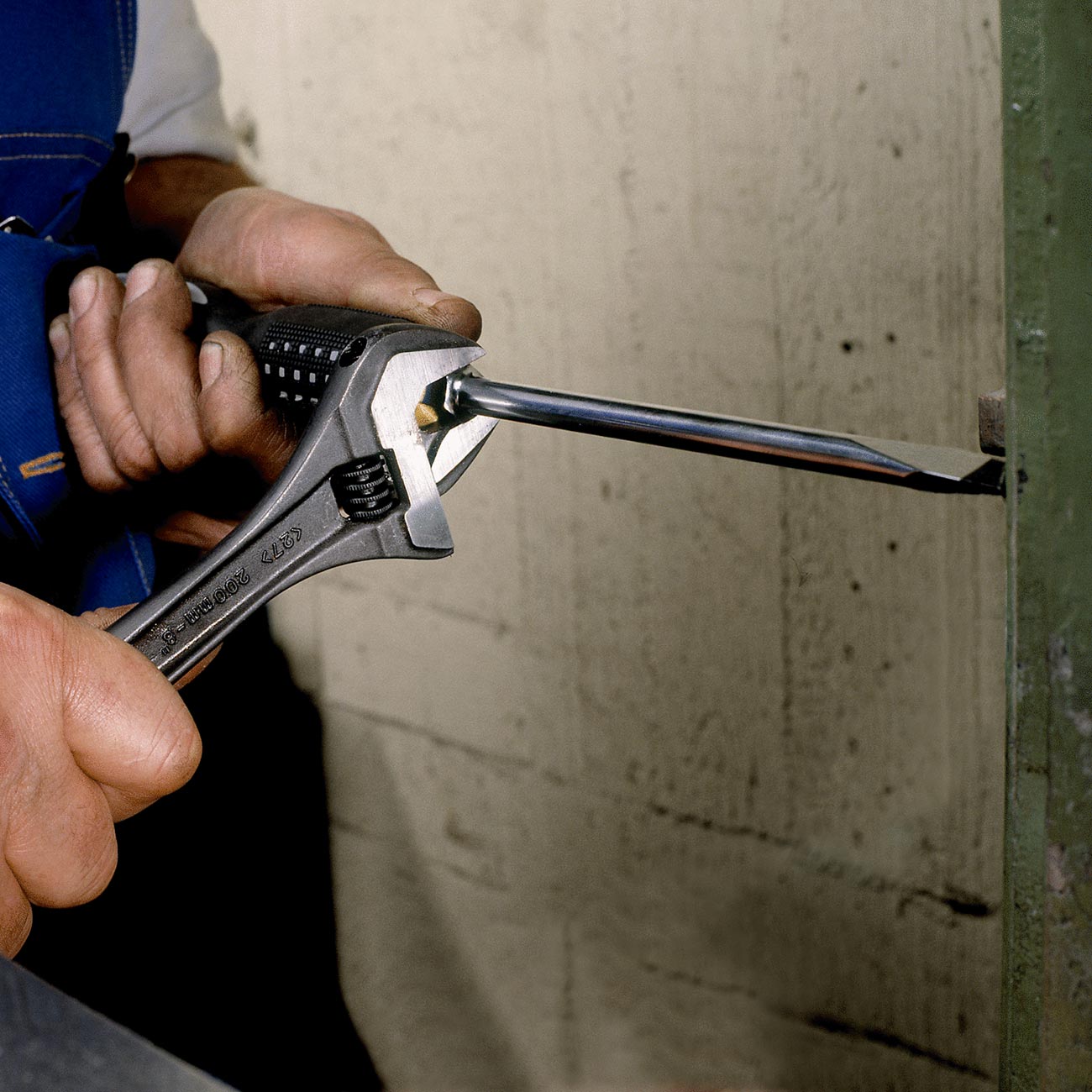 Bahco 8" Shark Wide Jaw Adjustable Wrench w/ Serrated Pipe Jaws Phosphate Finish